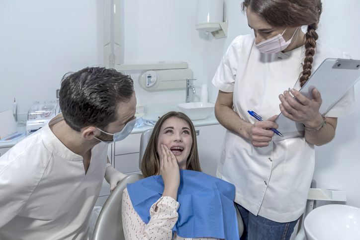 teeth pain sitting to dental chair